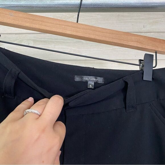 Daisy Fuentes Capris Pants - Black Size 6 - Like New! - Picture 7 of 7